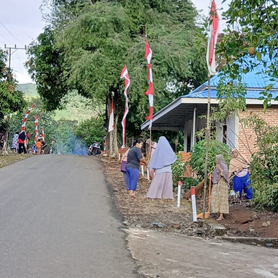 Tidak mau kalah, kini giliran ibu-ibu kerja bakti